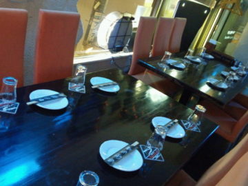 6名テーブルが2席並び、合わせれば12名様まで座れます。