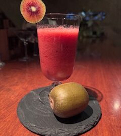 ルビーレッドのカクテル